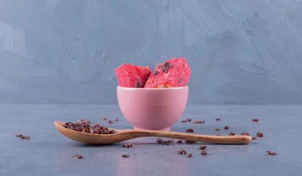 بستنی یا بستنی خشک ؟؟؟ 2 turkish delight rahat lokum with pistachios bowl dry raisins grey background 1