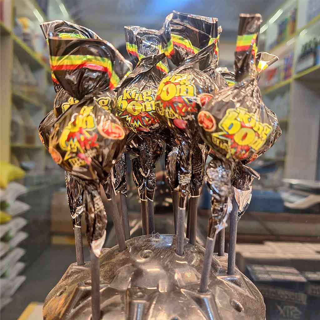 آبنبات چوبی مشکی کینگ بوم 10 عددی | King Bom Black Candy 2 آبنبات چوبی مشکی کینگ بوم 2